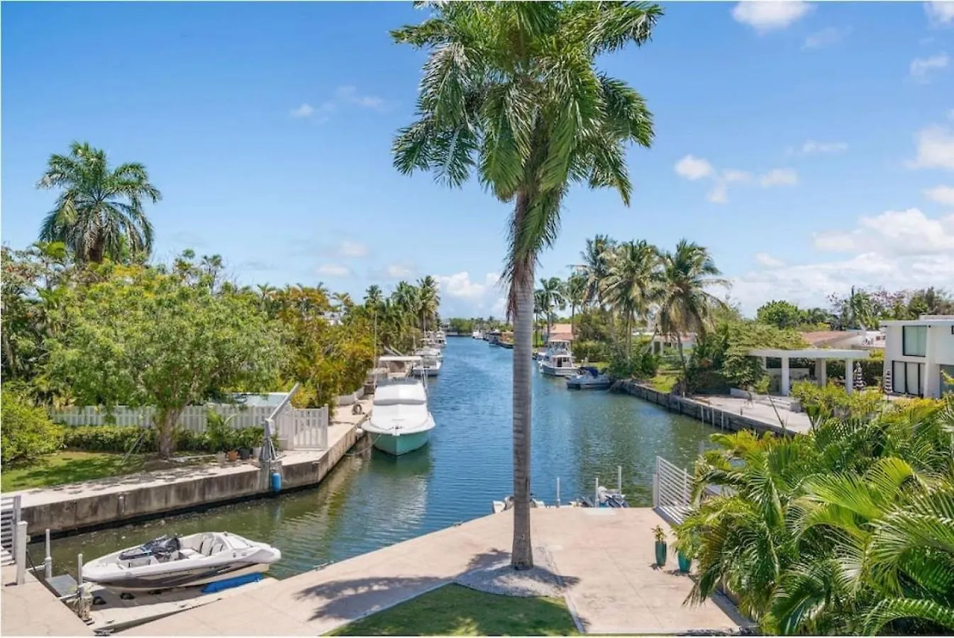 Waterfront Luxury Home With Dock In San Juan Pinones Feriehus